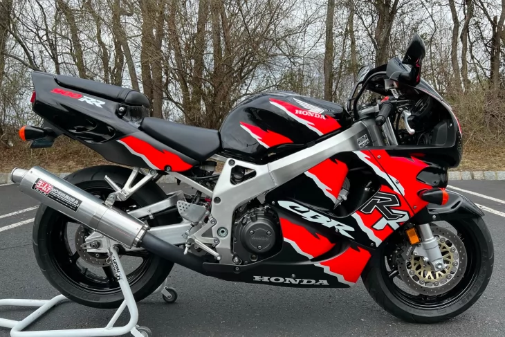 Top of it s Game 1997 CBR900RR SC33 Fireblade Rare